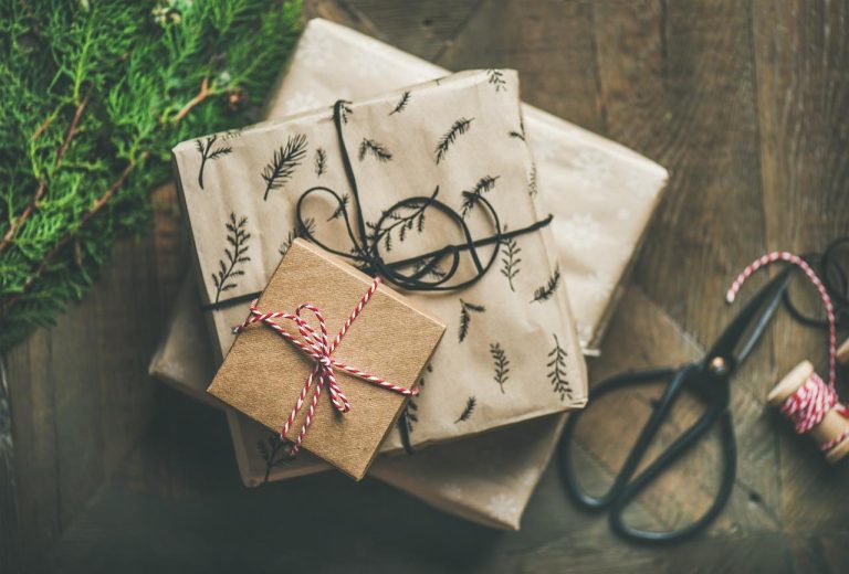 Selectie van duurzame relatiegeschenken zoals bedrekte mokken, glazen en pennen voor zakelijke partners