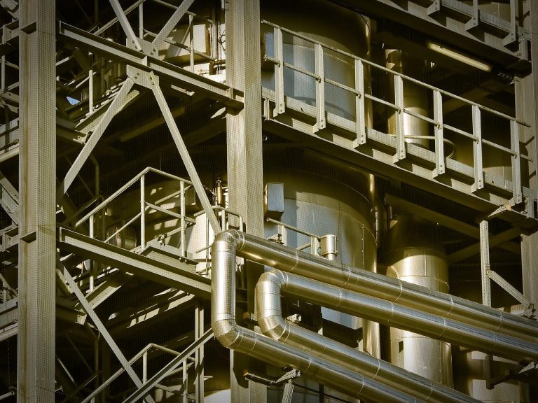 Schematische weergave van een stoominstallatie met ketel, brander en condensatiesysteem voor industrieel gebruik